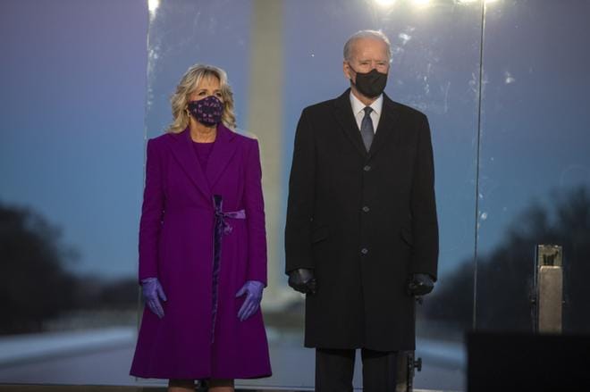 Yhdysvalloissa vaihtuu tänään valta seitsemältä illalla Suomen aikaa, kun Joe Biden nousee presidentiksi rinnallaan Jill Biden. Kuva: EPA/SHAWN THEW