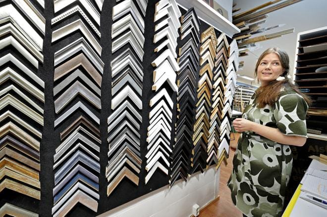 Seinäjokelainen Pauliina Liljala luotsaa nykypäivänä harvinaiseksi käynyttä taidealan yritys, jossa on sekä kehystämö, taidetarvikeliike että taidetta. Kuva: Kari Löfhjelm