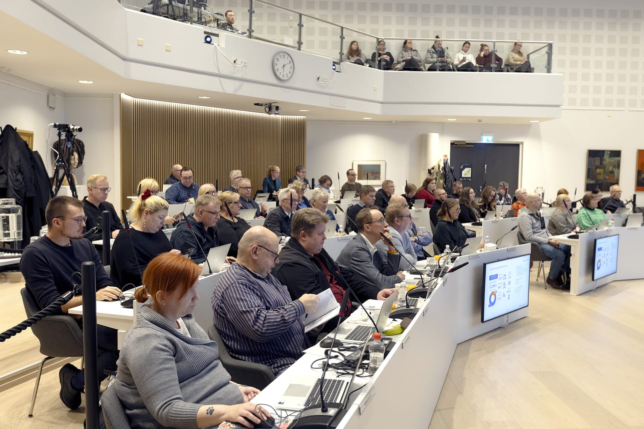 Raahen kaupunginvaltuusto kokousti maanantai-iltana neljä ja puoli tuntia ja päätti muun muassa kolmen kyläkoulun jatkosta.