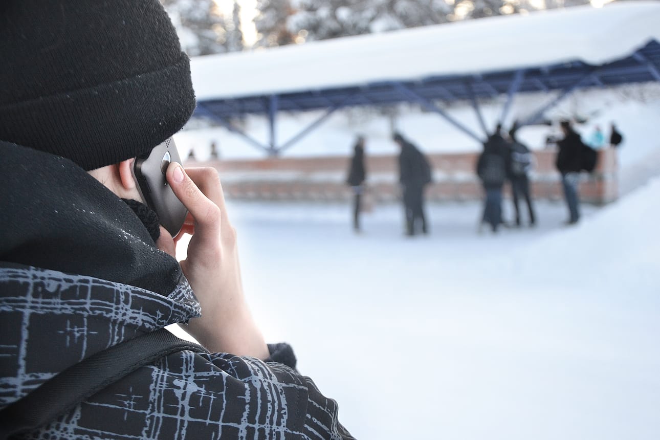 Lakkovaroituksen piirissä olevat henkilöt työskentelevät puhelinpalvelukeskuksissa.