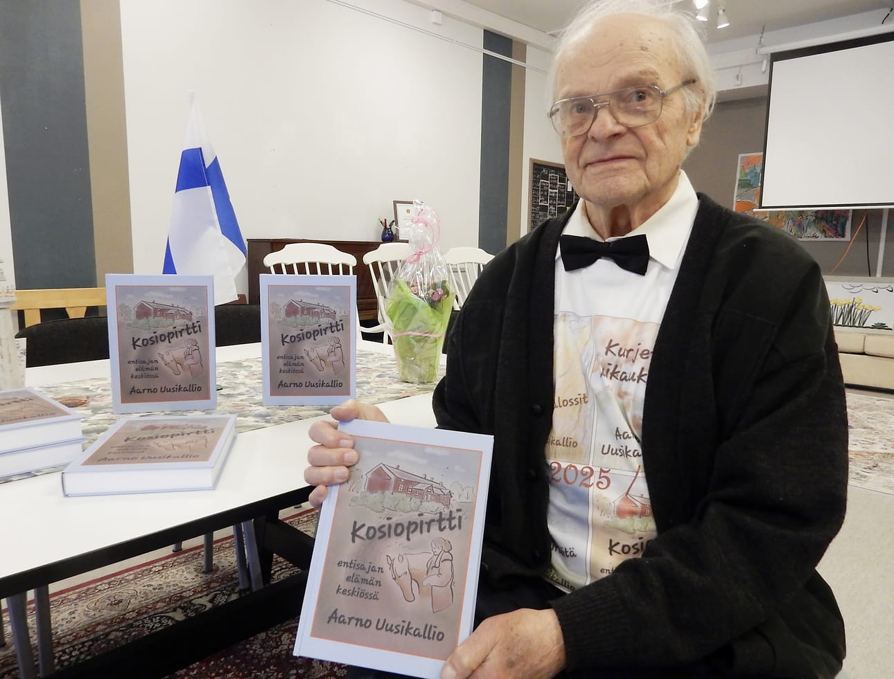 Aarno Uusikallio sai sisareltaan syntymäpäivälahjaksi paidan, johon on painettu kaikkien neljän kirjan kansikuvat. Uusikallio esitteli teoksiaan Oulaisten Olotilassa lauantaina.