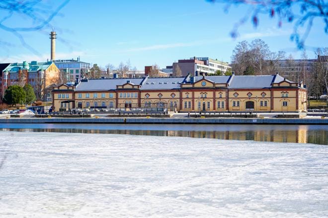 Valitus hallinto-oikeuteen merkinnee sitä, ettei Sisäsatamaan nouse uutta huoltorakennusta ainakaan ensi kesää varten. KUVA: SAMPPA TOIVONEN