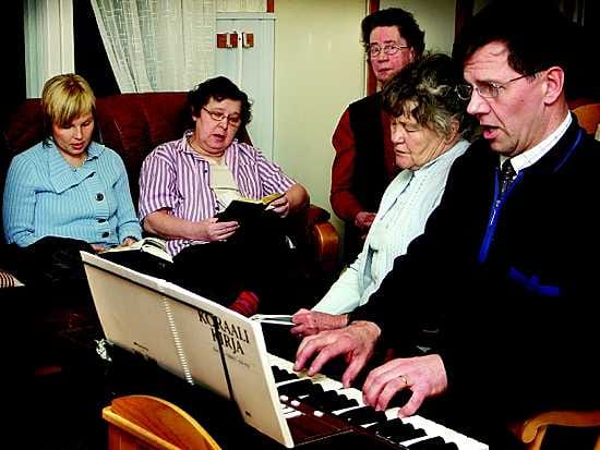 Vt. kanttori Taisto Peltoniemi säesti, kun Johanna Takanen (vas.), Kaija Mäntylä, Sirkka Kähkönenja Liisa Martikainen veisasivat kinkerivirsiä.