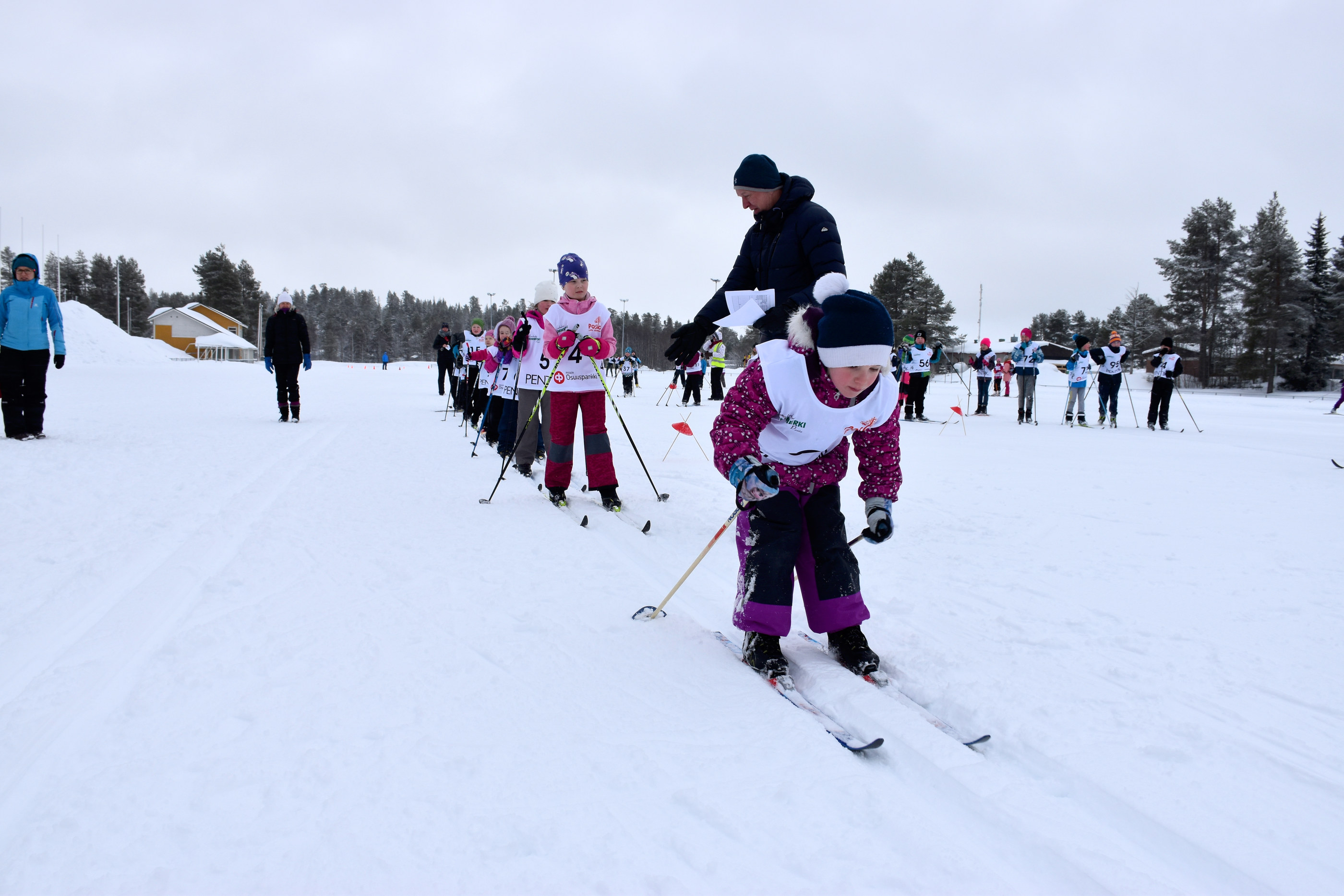 Päivän ensimmäinen ladulle lähtijä oli Kerttu Mourujärvi. Hiihtäjiä ladulle lähetti toimitsijana toiminut Ossi Mursu.
