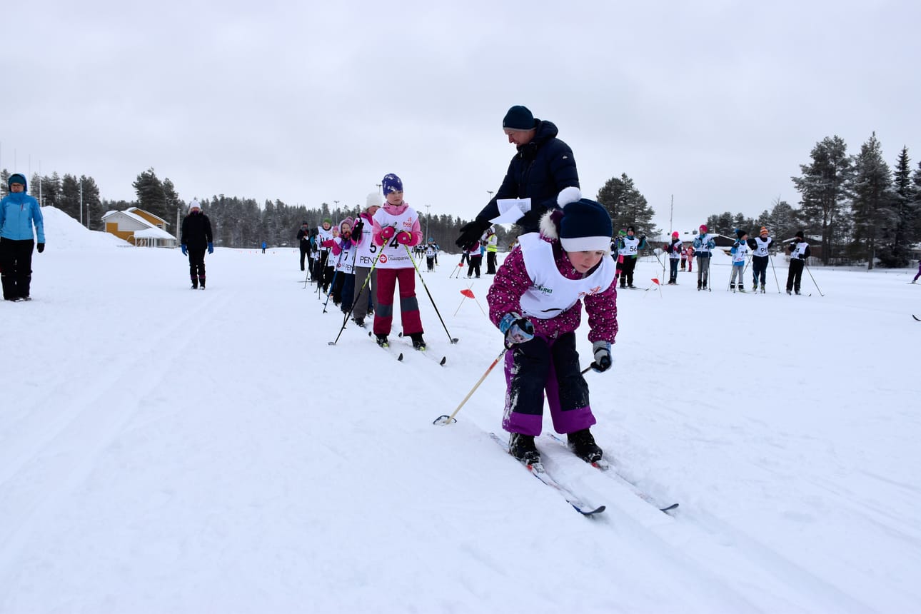 Päivän ensimmäinen ladulle lähtijä oli Kerttu Mourujärvi. Hiihtäjiä ladulle lähetti toimitsijana toiminut Ossi Mursu.