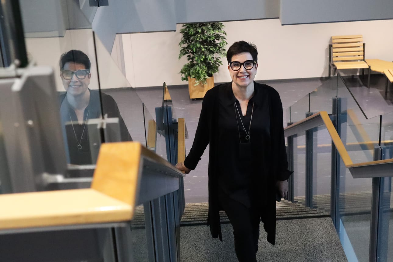 Rikoskomisario Joanna Österblad työskentelee tutkinnanjohtajana lapsi- ja nuorisorikostutkinnassa. Hänen alaisuuteensa kuuluu lapsiin kohdistuvien seksuaali- ja väkivaltarikosten tutkinta.