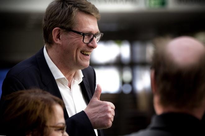 Keskustan presidenttiehdokas Matti Vanhanen vieraili sunnuntaina ostoskeskuksessa Vaasassa. KUVA: EETU SILLANPÄÄ
