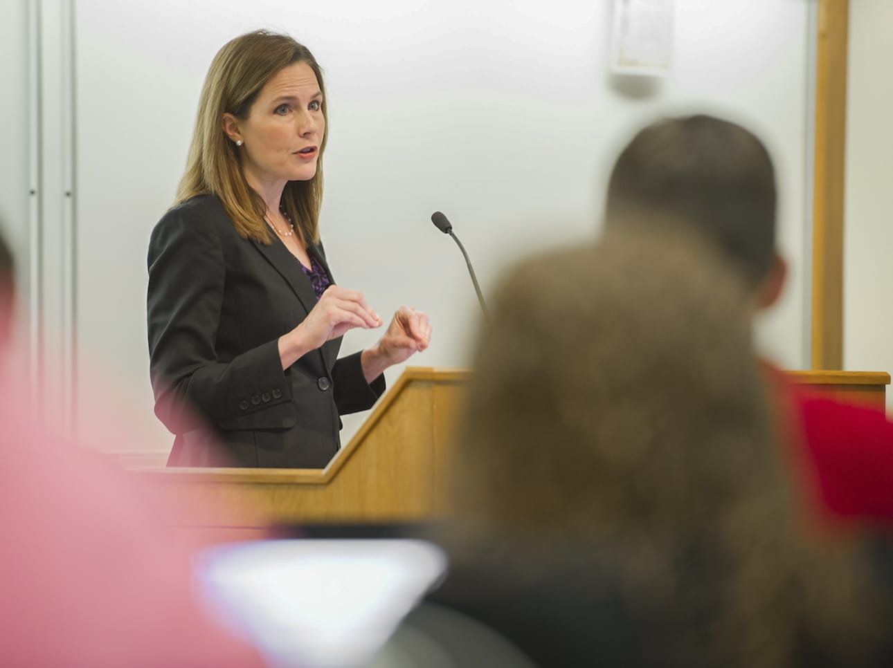 Amy Coney Barrett työskentelee tällä hetkellä tuomarina liittovaltion veetoomustuomioistuimessa. Kuva vuodelta 2013, kun silloinen oikeustieteen professori Barrett opetti Notre Damen yliopistossa.