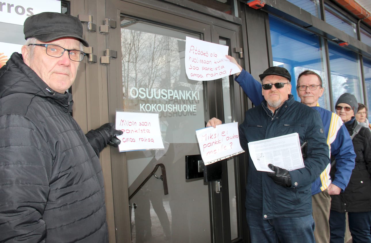 Eilen iltapäivällä pankin kokoushuoneen oven edustalla pidettiin mielenilmaus kassapalvelujen aukioloaikojen puolesta. Reijo Pikkuaho ja Reijo Talala toivovat muutosta.
