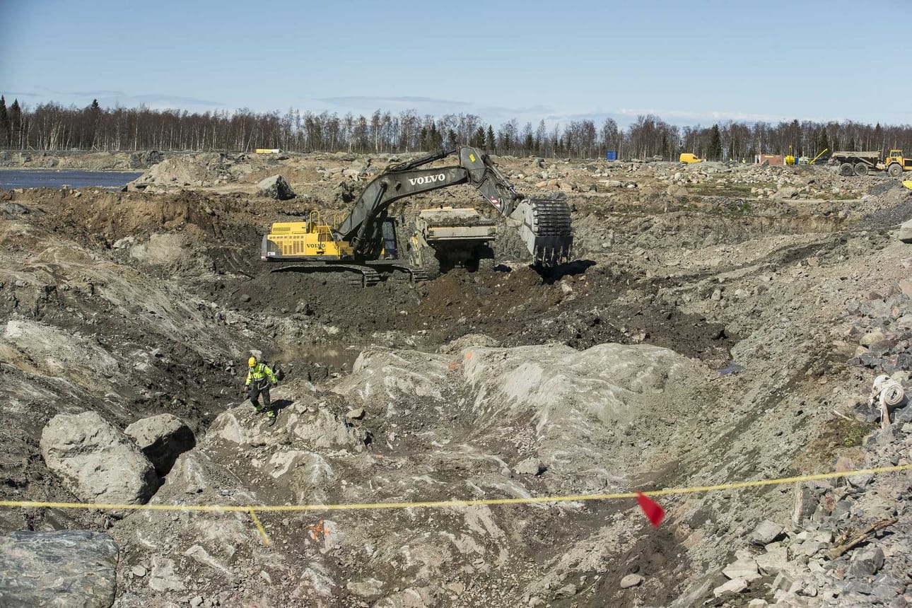 Laitoksen työmaalla jatketaan valmistelevia rakennustöitä entiseen malliin.