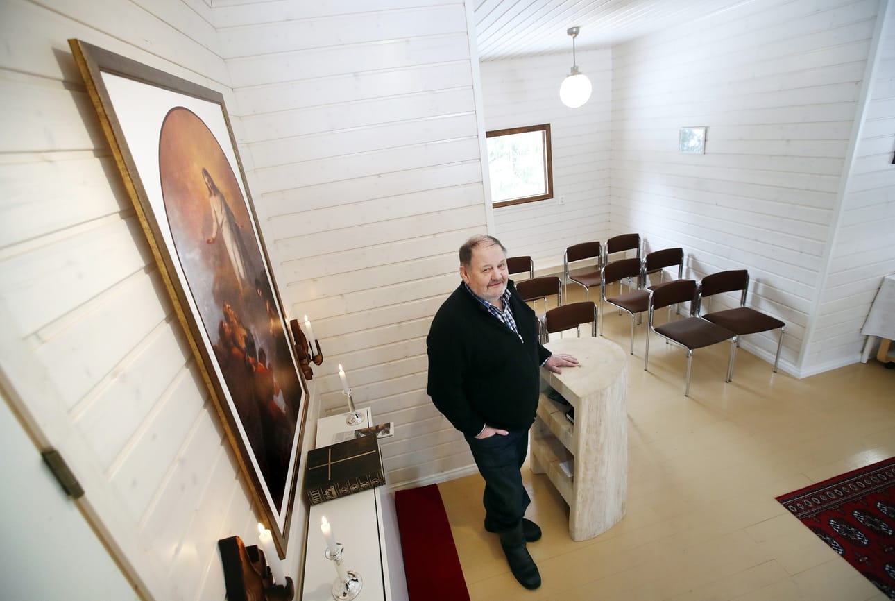 Aarne Räikkösen "Hiitolan kirkon" alttaritaulu on tehty kuvasta, jonka Aarne Räikkönen otti Hiitolan kirkon alkuperäisestä alttaritaulusta, joka on Poriin kuuluvan Noormarkun kirkossa.