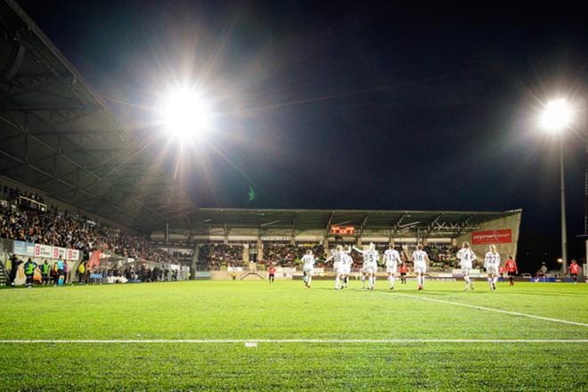 Lippujen hankkiminen EM-kisaotteluihin on paljon monimutkaisempaa kuin esimerkiksi kotimaassa pelattaviin karsintaotteluihin. Kuva Vaasassa pelatusta naisten EM-karsintaottelusta. ARKISTOKUVA: SAMPPA TOIVONEN