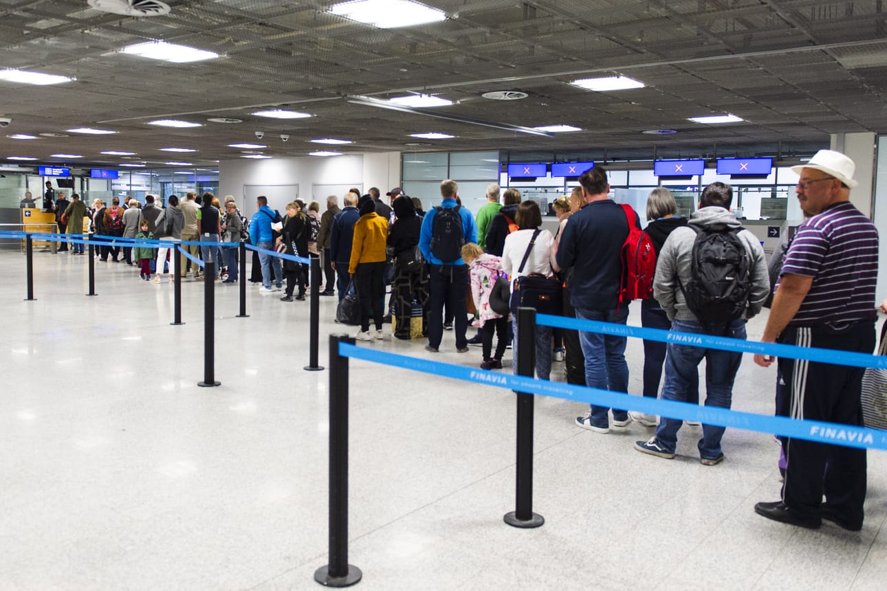 Kanarialta aamuvarhaisella Helsinki-Vantaalle saapuva oli täynnä ruskettuneita turisteja, joita odottaa nyt kahden viikon karanteeni. Jono kiemurteli hitaasti eteenpäin, sillä jokainen kotiinpalaajakin tarkistetaan nyt rajalla.