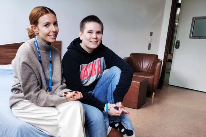 Stacey Dooley menee työharjoitteluun psykiatriseen sairaalaan ja tapaa Rachellen, joka on yrittänyt itsemurhaa kymmeniä kertoja. KUVA: Yle Kuvapalvelu