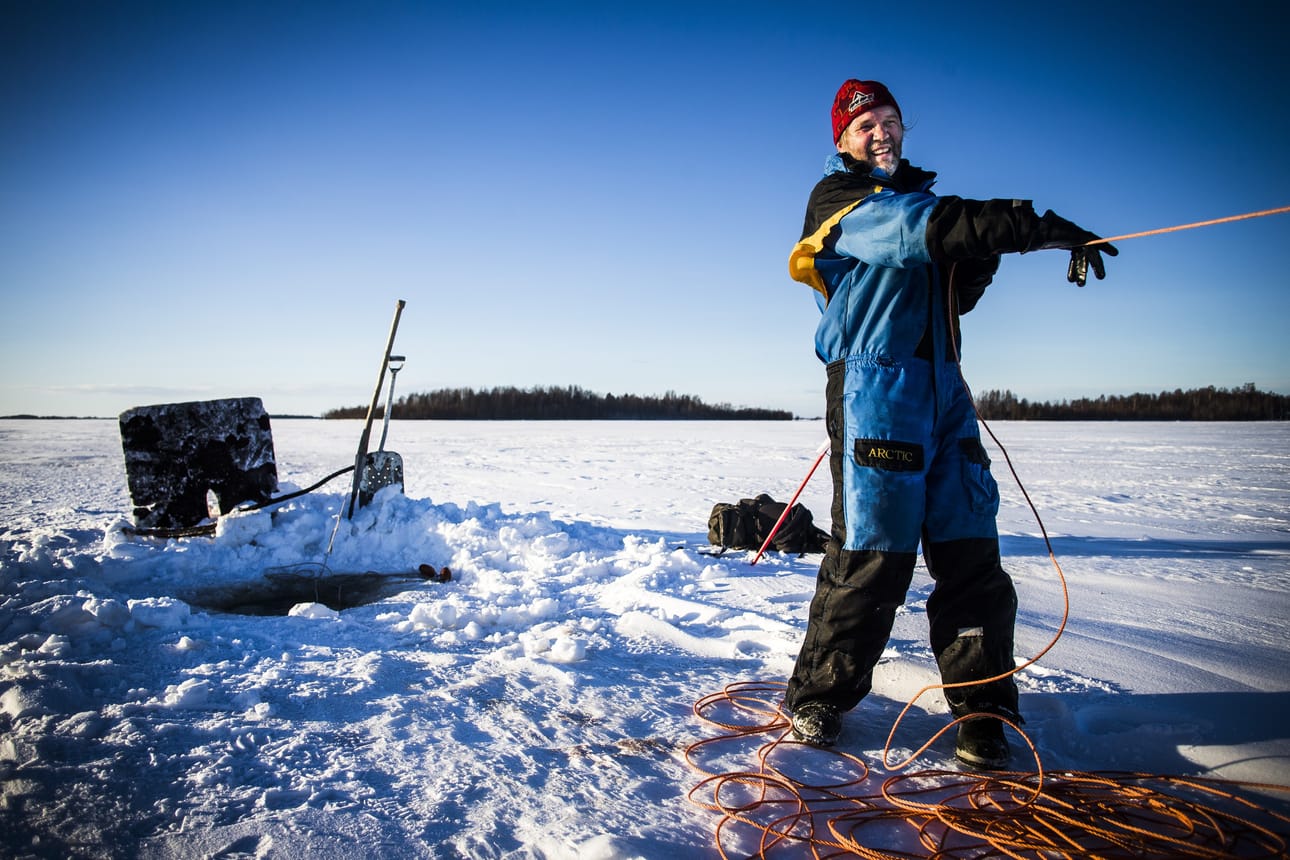 Markku Buckman kiskoo verkkoa jään alle.