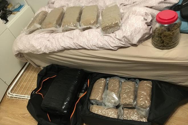 Tulli löysi salakuljetusta koskevan jutun kotietsinnän yhteydessä lukuisia marihuanapaketteja. Huumeet oli määrä jakaa Tullin mukaan Turun seudulle. KUVA: Tullin esitutkintamateriaali