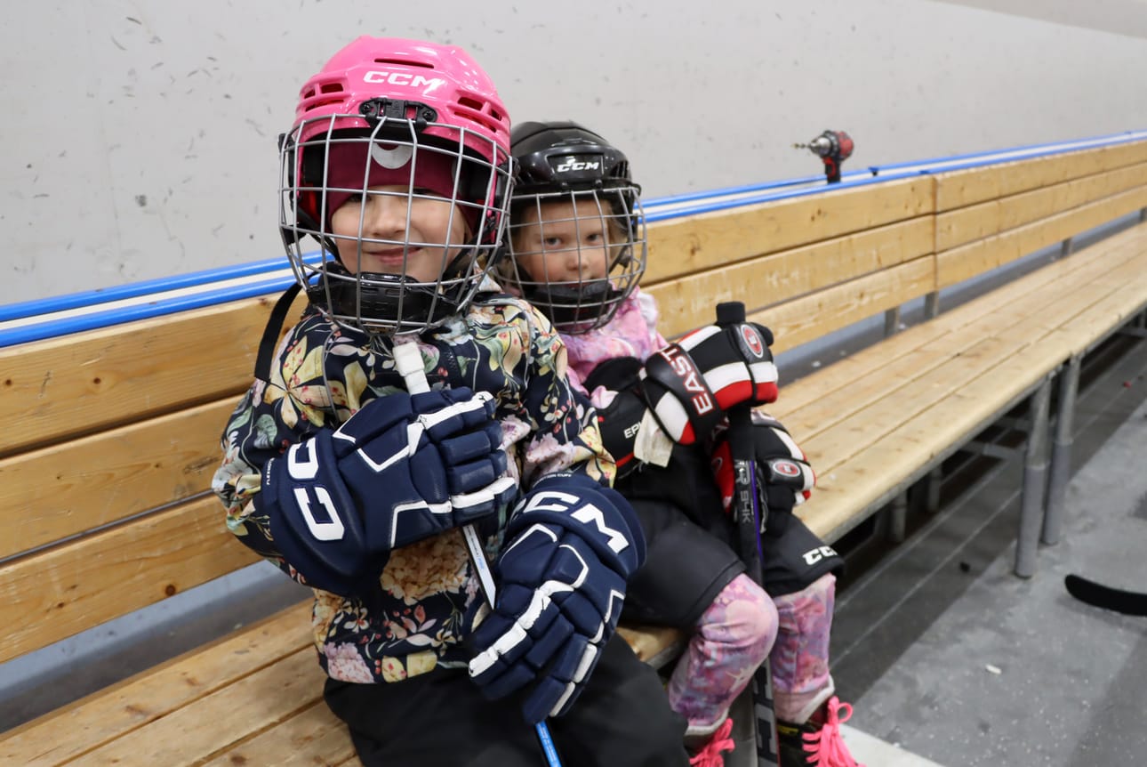 Mila Kaukola ja Janessa Kurhela ovat aloittaneet tyttökiekon innokkain mielin. He kertoivat tykkäävänsä varsinkin hippaleikistä.