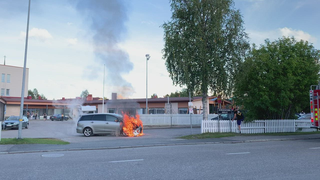 Pelastuslaitos saapuu sammuttamaan Kirkkokedon koululla palavaa autoa.