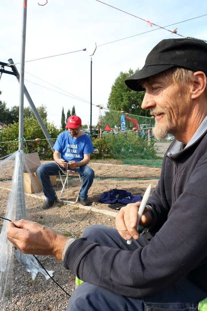 Heikki Eskola ja Veikko Lauronen näyttivät yleisölle, kuinka sujuu verkon pauloitus vuosikymmenten harjoittelun jälkeen.