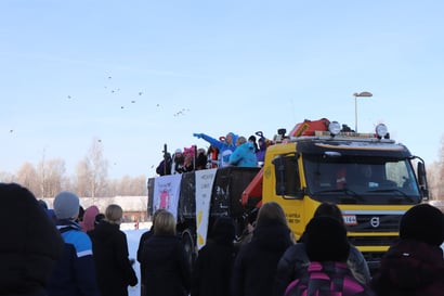 Kylmä penkkaripäivä täytti lukiolaisten odotukset Pudasjärvellä – katso hyväntuuliset videot abien asuista