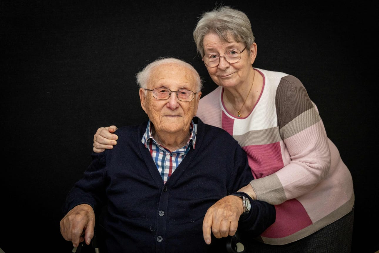 Albrecht Weinberg, 99, on yksi harvoista natsi-Saksan pahamaineisimman tuhoamisleiri Auschwitzin selviytyjistä. Kuvassa myös hänen läheinen ystävänsä Gerda Daenekas. LEHTIKUVA/AFP