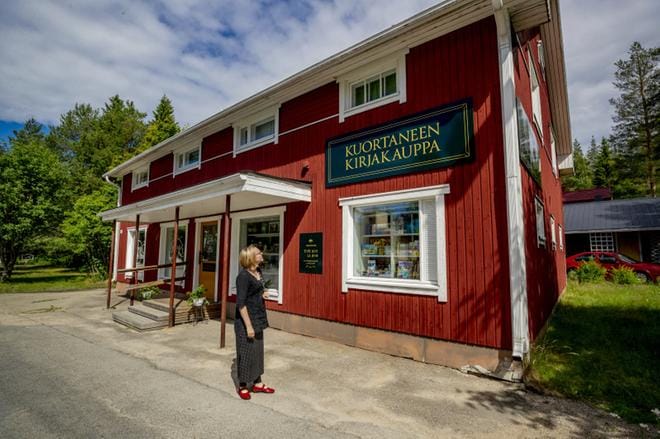 Kuvateksti nega:Kirjakauppias Kristiina Vainiola sanoo halunneensa uudistaa Kuortaneen kirjakauppaa entisaikojen tunnelmaa kunnioittaen. KUVAT: ELENA MIKKILÄ