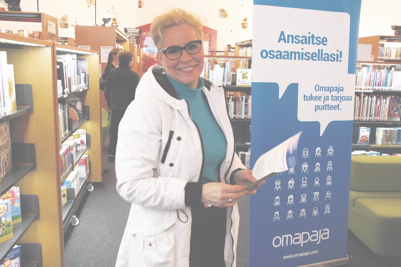 Antti Haapalainen esittelee oululaiselle Samuli Taskiselle TE-toimiston ammatinvalinta- ja uraohjauspalveluita.