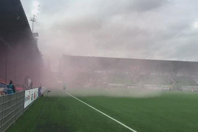 Vaasan jalkapallostadionillakin on jouduttu keskeyttämään ottelu fanien sytyttämien soihtujen vuoksi. Arkistokuva.