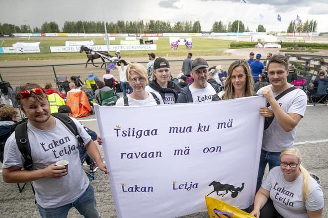 Mika Rantamäki, Virpi Muilu, Lauri Muilu, Hannu Muilu, Anne Tuomaala, Petteri Hiipakka ja Hannis Rantamäki kannustavat Lakan Leijaa. KUVA: JAAKKO ELENIUS