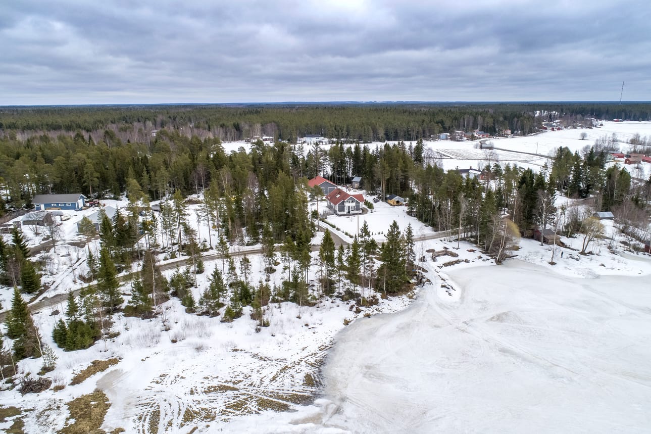 Siniluodonlahden ja Isolahden rannoille voi rakentaa lisää asutusta. Raahen eteläiselle merenranta-alueelle on myönnetty 2000-luvulla 186 rakennuslupaa, joista 62 vuoden 2010 jälkeen.
