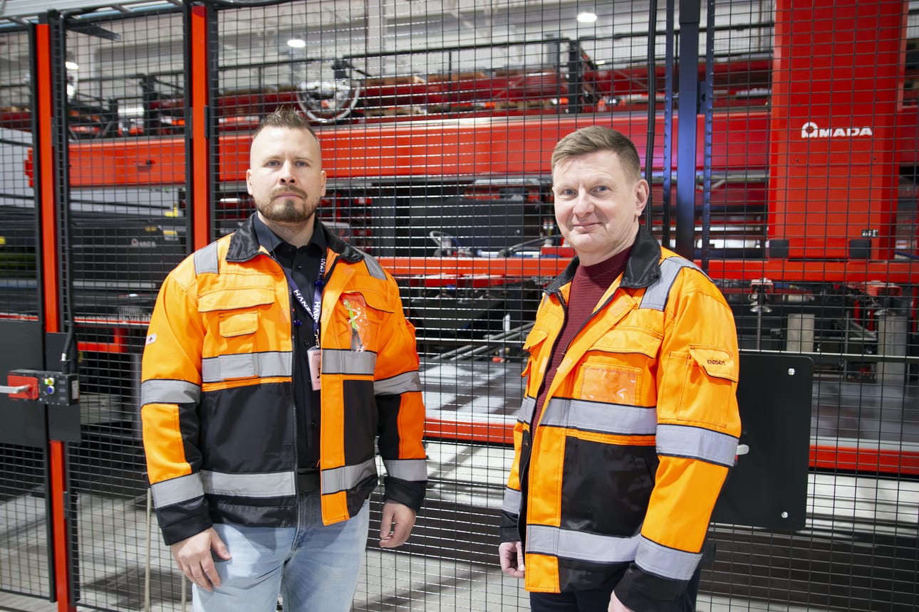 Jukka Tuomaala työskentelee Oulaisten Hanzan yksikössä johtajana, site managerina. Vierellään henkilöstöasioista vastaava Hannu Hosio. Oulaisten tuotantotiloihin on palkattu lisää työntekijöitä rekrytointikoulutuksen myötä, myös kesätyöntekijöitä tarvittiin noin 40.