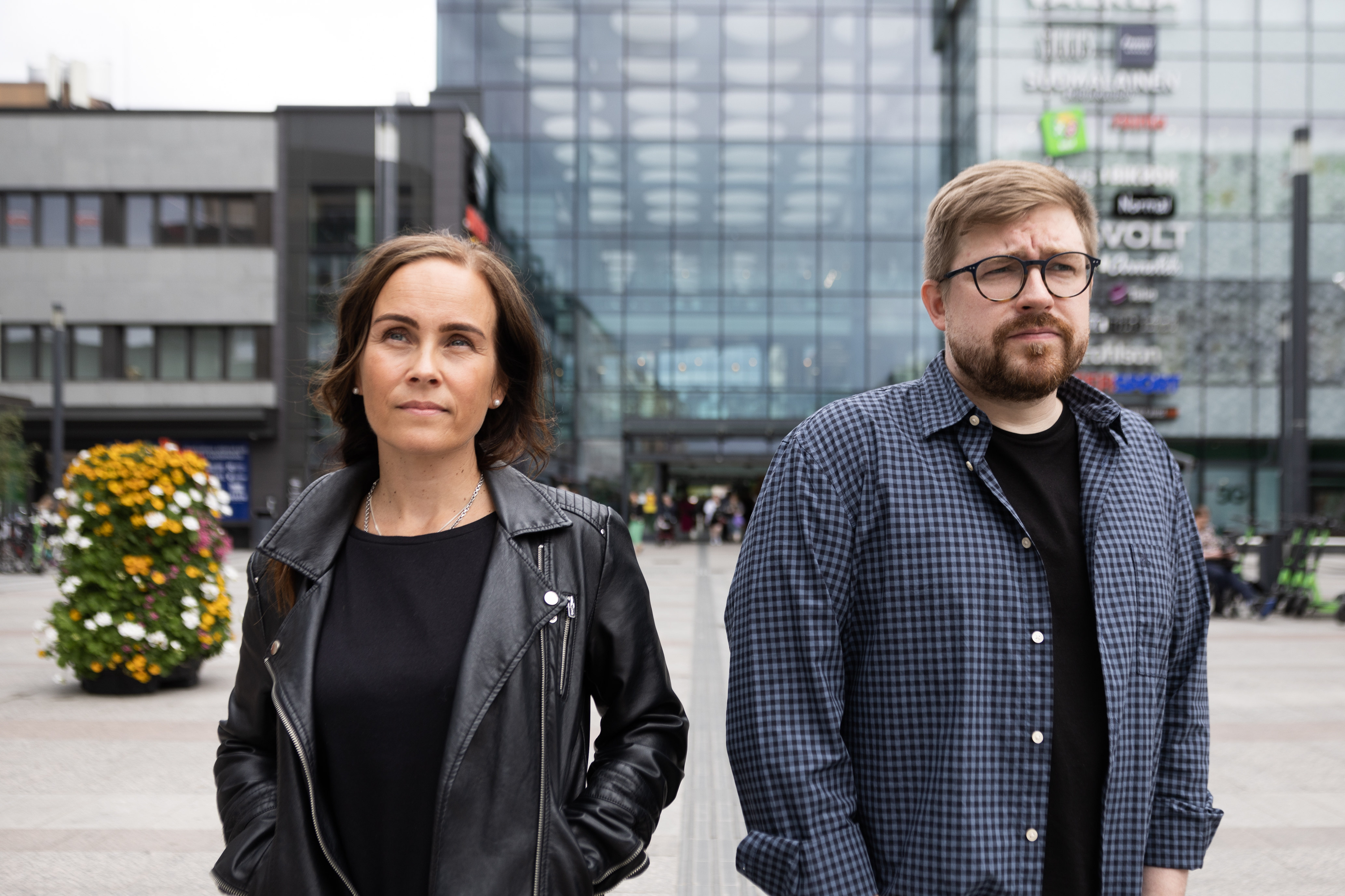 Jarkko-Pekka Kärkkäinen tekee väkivallan vastaista työtä Vuolle Setlementissä. Hänellä on työparinaan väkivaltatyön asiantuntija Satu Rajavaara.