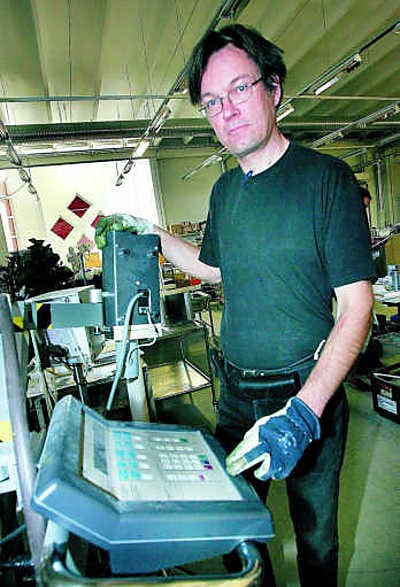 Jyrki Mäki on etsinyt lähialueiden sairaaloista tarpeistoa, alusastioista varjoainekoneisiin. Lordi-elokuva sijoittuu sairaalaan, joten jokainen esine täytyy olla oikea.
