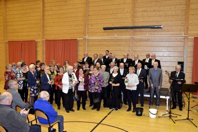 Lehtimäen mieslaulajien kevätkonsertti oli jälleen upeaa kuultavaa. Juhlavassa konsertissa oli myös muistamisia. KUVA: MARKKU TURPELA