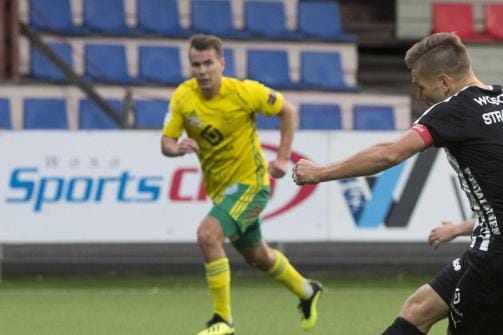 Sebastian Strandvall laukoi pallon varmasti rangaistuspotkusta maaliin. KUVAT: MINNA ANTILA