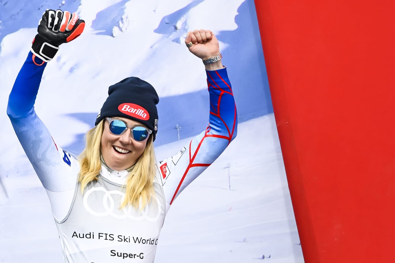 Mikaela Shiffring juhli ajoittain synkän kauden päätteeksi alppihiihdon naisten maailmancupin kokonaiskilpailun voittajana Ranskassa.