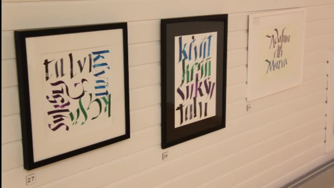 Pauliina Yliniitty avaa kalligrafian saloja.