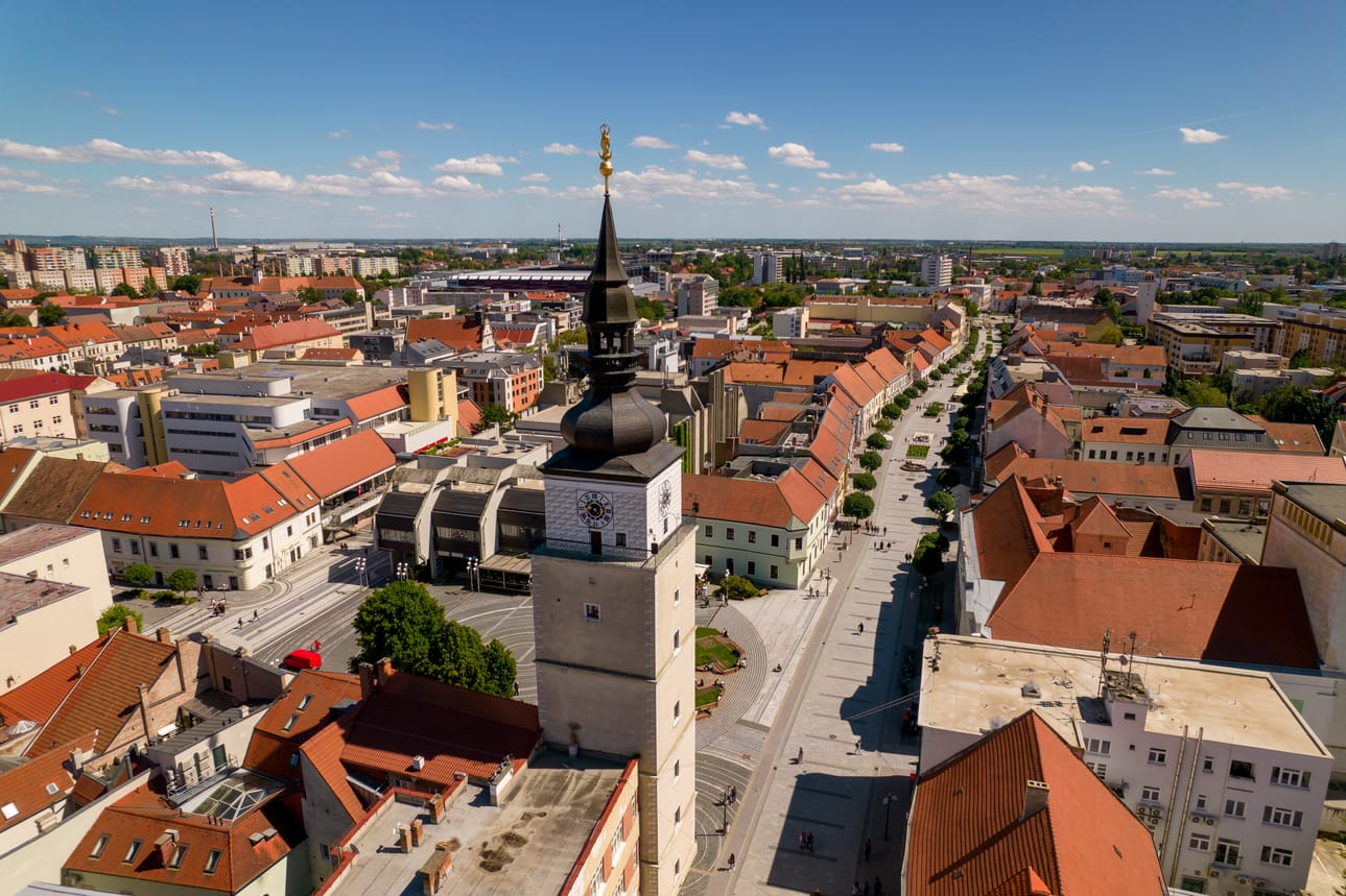Slovakiasta löytyy Tyrnävän nimikaima. Trnavan perinteinen lempinimi Pikku-Rooma on todennäköisesti peräisin vuosilta 1635–1777, jolloin kaupungissa toimi yliopisto.