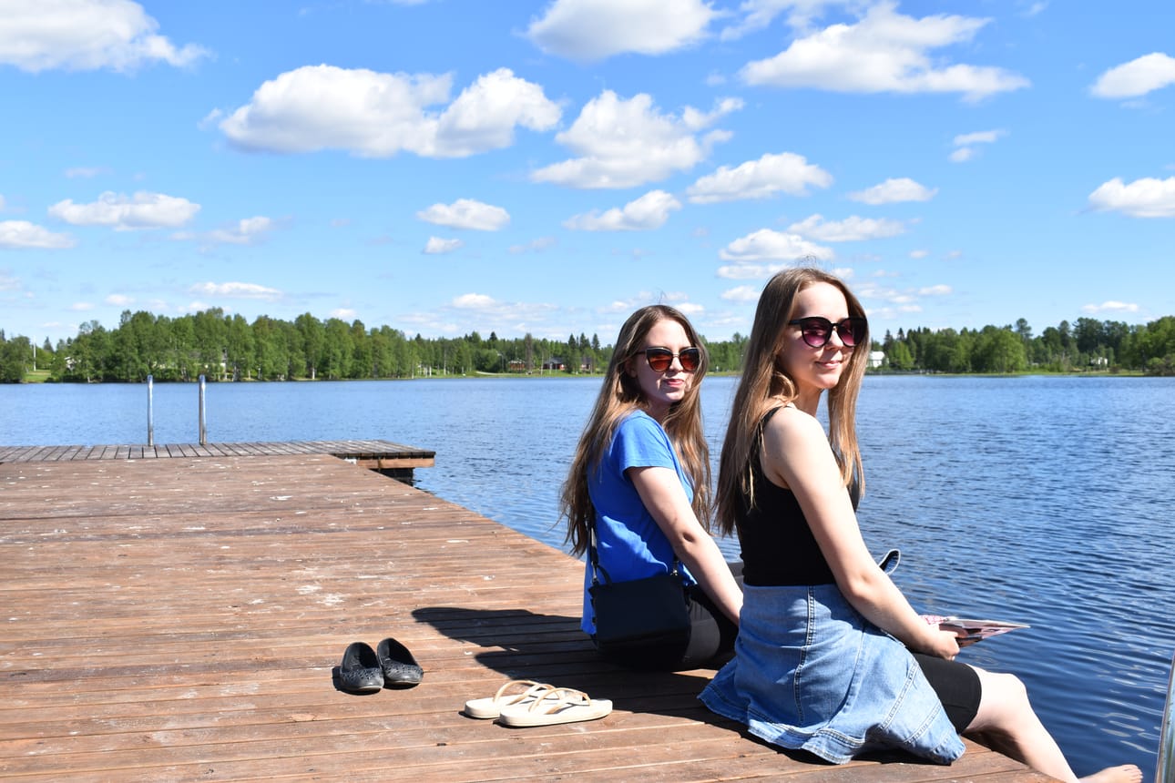 Maija Janhunen ja Greta Välijärvi pitivät taukoa Sun&Fun tapahtumapisteiden ja hyvinvointirastien kiertämisen lomassa. Janhunen ja Välimäki pitivät tapahtumasta kovasti, koska Kuusamossa ei juuri ole vastaavanlaisia tapahtumia kaikenikäisille. Nuoret aikoivat käydä vielä rastit loppuun ja ehkä myös maalamassa kiviä Taiteilijaseura Koillisen pisteellä.