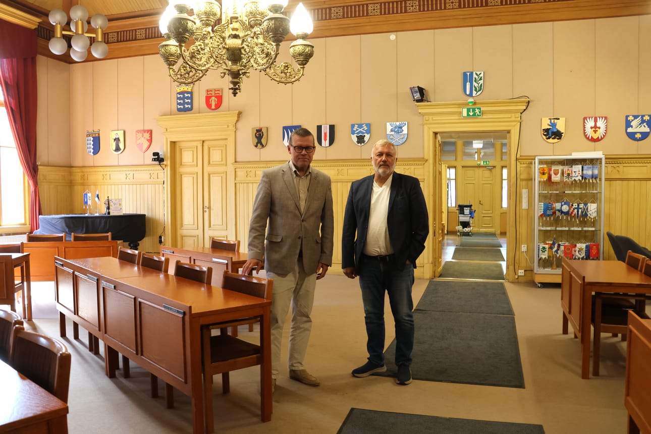 Markku Lumio ja Jan-Anders Lundenius Kaskisten komeassa valtuustosalissa, jossa tehdään isoja päätöksiä ensi maanantaina.