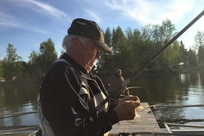 Onkikisan osanottaja Martti Laitala sai saaliikseen lahnan, jolta hän väänsi niskat nurin välittömästi. KUVA: TAPIO LEHTINEN