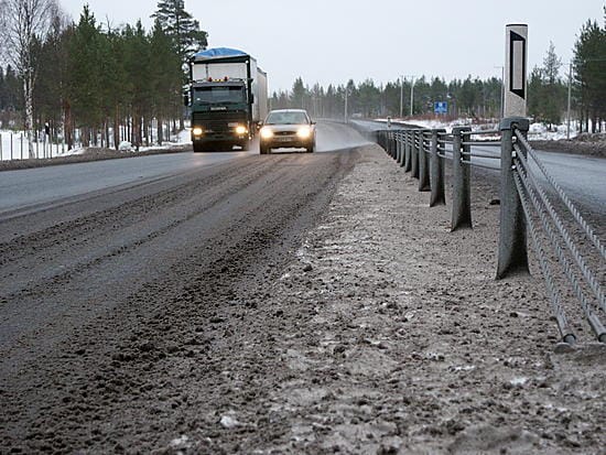 Raskaan liikenteen ohittaminen helpottuu ohituskaistoilla ratkaisevasti. Motoristit vastustavat vaijerikaiteiden käyttöönottoa.