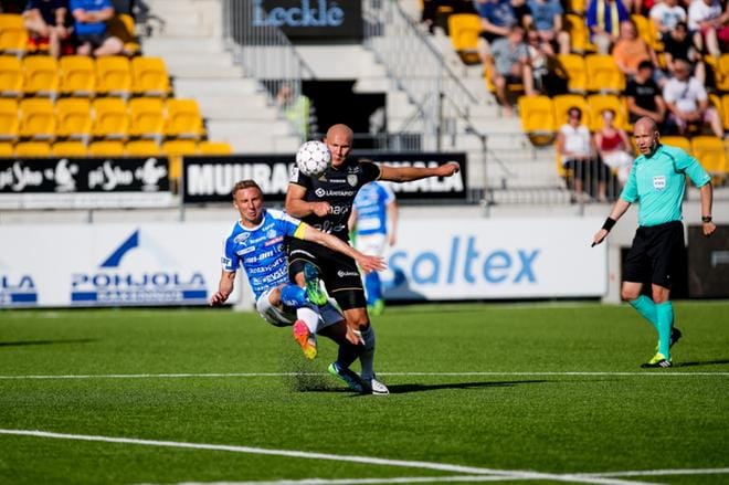 Johannes Laaksonen oli SJK:lle jälleen kullanarvoinen. Keskikentän tähtipelaaja loi maalinsa lisäksi useita hyviä tilanteita. Lisäksi hän riisti röyhkeästi pallon muun muassa RoPSin kapteeni Antti Okkoselta. KUVA: JAAKKO ELENIUS