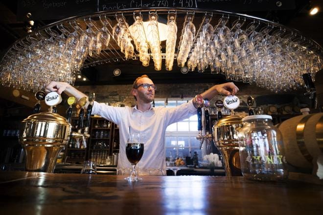 ▲ Chris Donaldson on laskenut olutta vaasalaisille jo melkein kymmenen kuukauden ajan. Drinkkien tekoa miehellä on panimoravintolassa ikävä. KUVAT: JARNO PELLINEN
