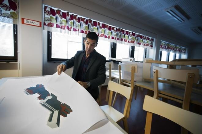 Mustasaaren tekninen johtaja Ben Antell tutkii uuden Koivulahden oppimiskeskuksen havainnekuvaa. Rakennuksen kaksi uudisosaa on valmiina. Niiden keskellä jäävää vanhaa Kvevlax skolaa peruskorjataan parhaillaan osaksi oppimiskeskusta, ja sinne tulee myös Koivulahden lähikirjasto. Arkistokuva: Jarno Pellinen