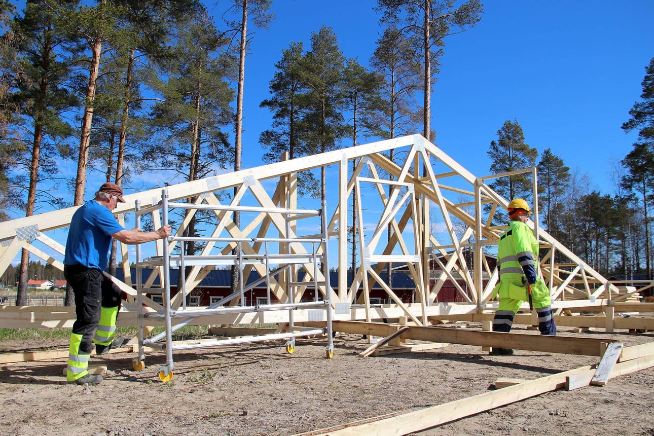 Wanhan Woiman neljännestä konehallista tulee samanlainen kuin kakkoshallista. Kuvassa Teijo Koskela (vas.) ja Matti Kortesoja.