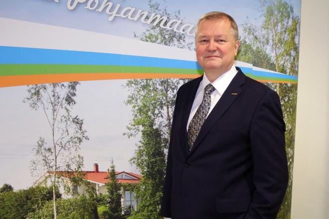 Matkalla valtuuston kokoustilaan Kari Janhunen äkkäsi mieluisan, Kauhavan parhaita puolia esittelevän kuvauspaikan kaupungintalon aulasta. KUVA: ANU NAHKALA