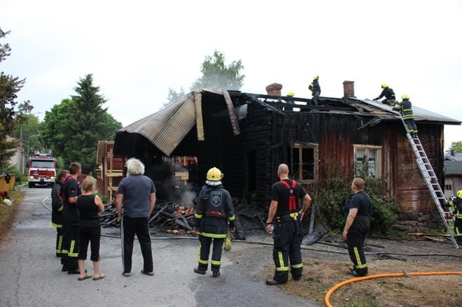 Varaston toinen pää jäi osaksi palamatta, mutta rakennus on täysin käyttökelvoton. KUVAT: TAUNO RIIHILUOMA