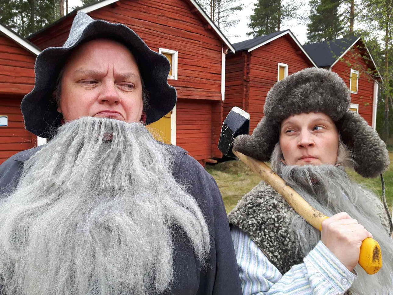 Pyhäjoen kesäteatterissa naiset hyppäävät rennosti miesten saappaisiin, kuten Tarja Ruotsalainen (Kaukokorven isäntä) ja Mari Helaakoski (Iisakki Taikinamaa).