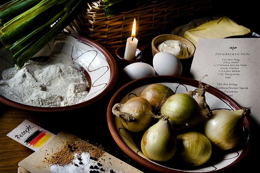 Sipuleista syntyy tuhti syysiltojen piiras, Zwiebelkuchen.
